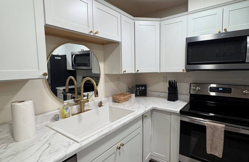 College House | New! Aurora Viewing, 3 mins from airport, Prime Location