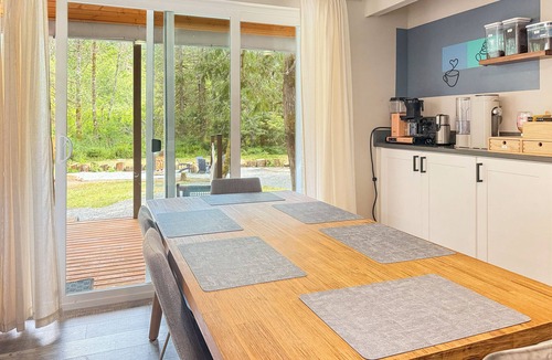Paradise Estates Cabin | New build with 180° mountain views, 2 king beds, AC & hot tub.
