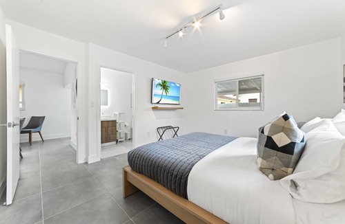 Hialeah House | New House in Miami with Jacuzzi