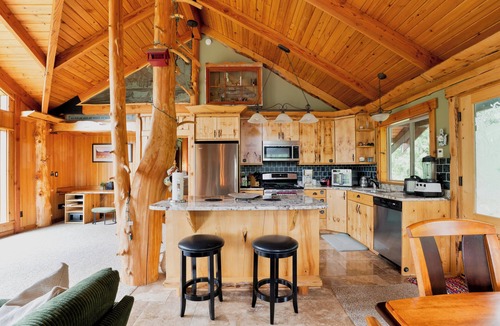 Gold Bar Cabin | NEW! Luxurious custom log home w/river views- perfect romantic getaway!