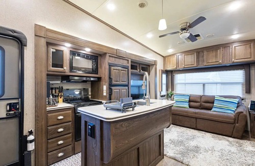 Florida Gardens House | NEW Modern Spacious RV Camper - 7 miles from beach