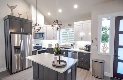 Long Beach House | New Modern Townhouse, only short walk to the beach