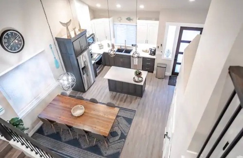 Long Beach House | New Modern Townhouse, only short walk to the beach