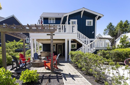 Seabrook House | *NEW* Seabrook's Innisfree: Hot Tub & Dog Friendly!