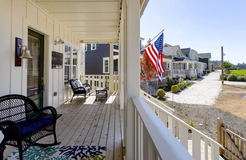 Seabrook House | *NEW* Seabrook's Innisfree: Hot Tub & Dog Friendly!