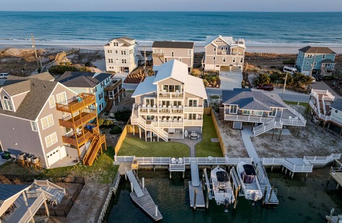 Topsail Beach House | NEW! Steps to beach, Free Early Check-in Sun-Sun, Kayak, Hot Tub, Elevator, FUN