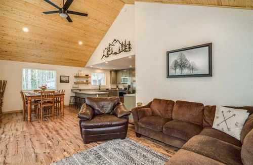 Leavenworth House | Newly-Built 3BR Chalet | Hot Tub, Firepit & Covered Deck | Near Leavenworth & Stevens Pass