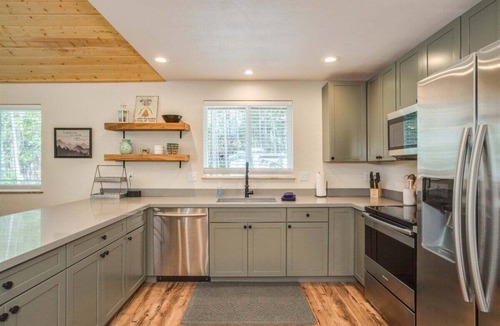 Leavenworth House | Newly-Built 3BR Chalet | Hot Tub, Firepit & Covered Deck | Near Leavenworth & Stevens Pass