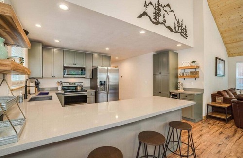 Leavenworth House | Newly-Built 3BR Chalet | Hot Tub, Firepit & Covered Deck | Near Leavenworth & Stevens Pass