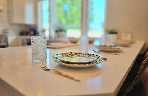 Post Falls House | No Fee | New Private Cottage | Fireplace + Full Kitchen