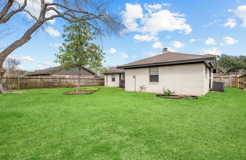 Pearland House | *NO FEES* Backyard, Patio, Board Games -Family Friendly- Near NRG, Med Ctr, NASA