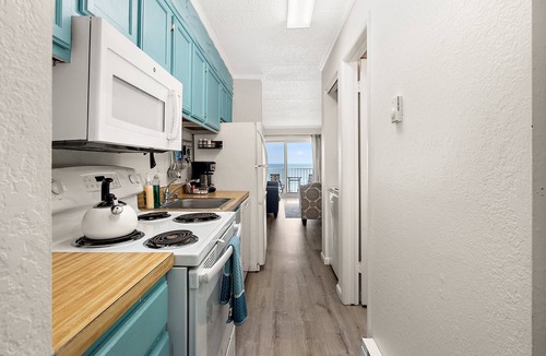 Caine Woods Condo | Oceanfront 1Bedroom/1.5 Bath Condo-Slps 4-King Bed