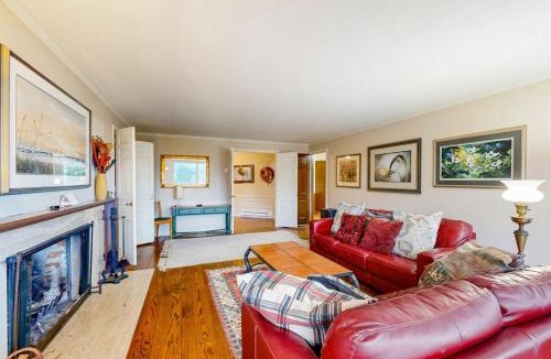 Klipsan Beach House | Oceanfront charmer with wood fireplace games & scenic deck - dog-friendly