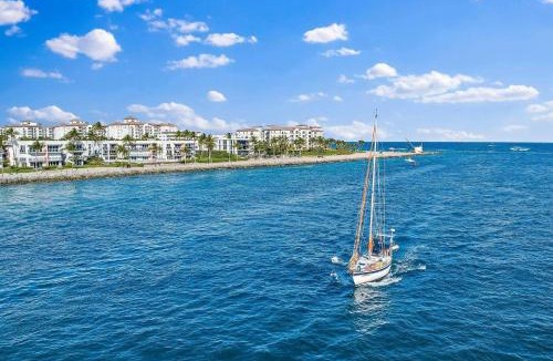 Palm Beach Shores Apartment | Oceanfront Modern 2 Bedooms Condo in Palm Beach