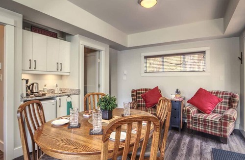 Port Renfrew Cabin | Oceanfront view 2 entertainment areas -Pet Friendly