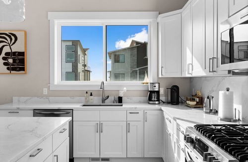Westport House | Oceanview Retreat - Hot Tub + Game Garage + Spa Suite + Kids Cave - Westport, WA
