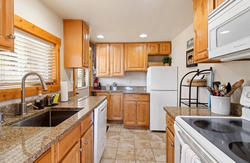 Estes Park Cabin | Odessa Gorge Cabin - 1 bedroom cabin - great views and summer pool