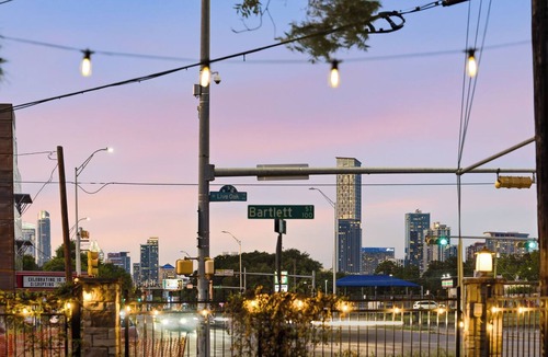 South Congress House | On SoCo Pool Table, Arcade + Theater Sleeps 16