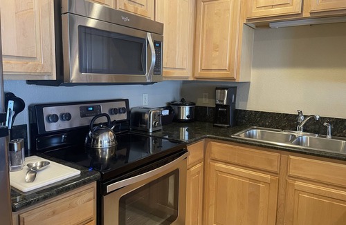 Peak 9 Resort | One Bedroom Master Unit. Beautiful Luxury Ski in, Ski Out Resort