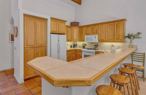 Deer Park House | One Level pet friendly Hot Tub ping pong