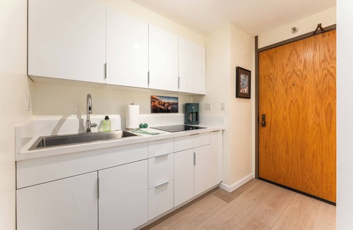 Downtown Honolulu Condo | 🌺 Pacific Skyline Hideout | Ocean & Harbor Views + Free Parking