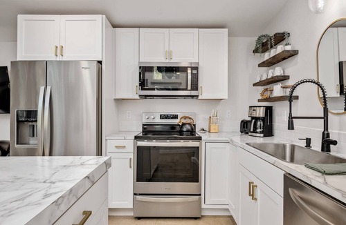 Stafford - Tualatin Valley Cottage | Panoramic Riverside and Lush Forests Views, Pet Friendly, New Décor, Steps Away From Dockside