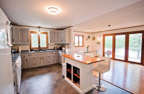 Magnetawan Cottage | Panoramic Views, Sunrise/Sunset, EV Charger Kayaks