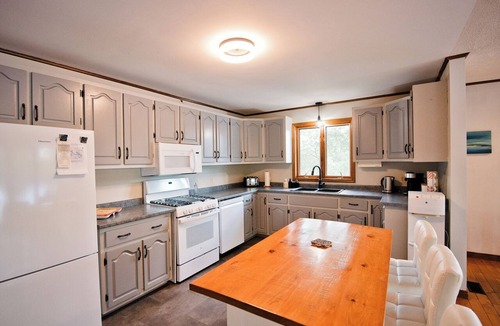 Magnetawan Cottage | Panoramic Views, Sunrise/Sunset, EV Charger Kayaks