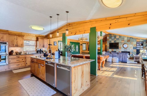 Estes Park House | Park Entrance Lodge RMNP Views! Gas FirePit, HTub, Billiards, Indoor BBCourt