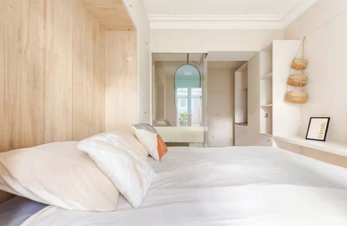 16th Arrondissement Apartment | Passy Chic: Studio Design & Calme Absolu