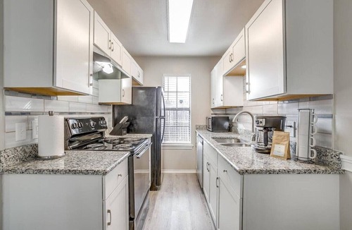 Central Arlington Apartment | Peaceful 2 BR Apt for Month Stay