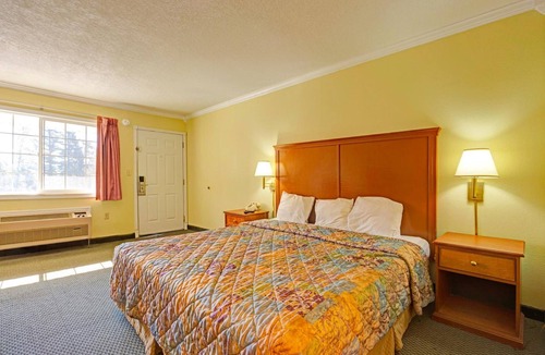 Stevenson Hotel | Peaceful King Room w/Free Parking | Pets Allowed | Free Parking