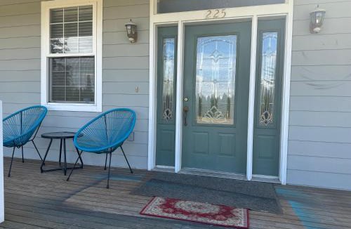 Lynden House | Peaceful Private Room & Bath with AC, Mountain View