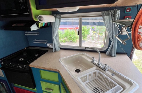 Tukwila House | PEAK GLAMPING EXPERIENCE on 1/2 acre w/trees and gardens. Vegetarian/No smokers