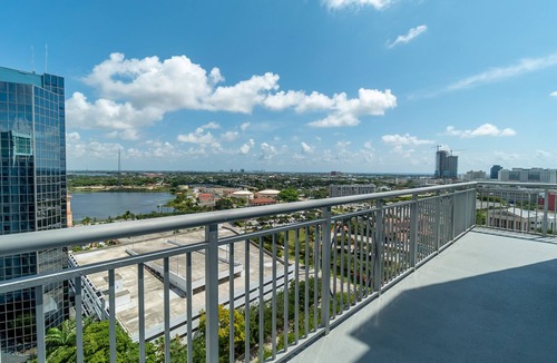 West Palm Beach Condo | Penthouse Condo, minutes from Downtown & from the Beach