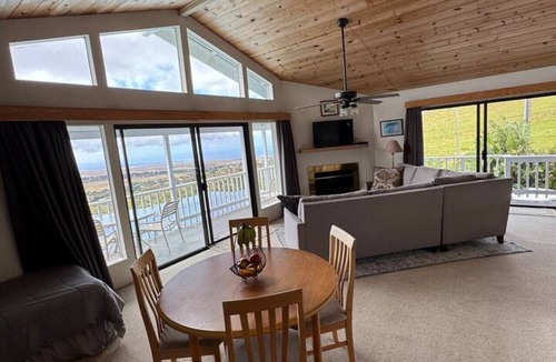 Waimea Apartment | Penthouse Overlooking Waimea Ocean views