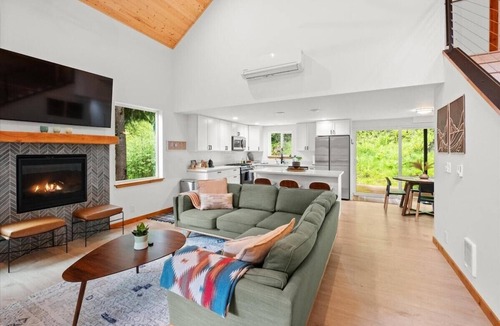 Paradise Estates Cabin | Perch - Serenity Nest Cabin w/Hot Tub & AC | Pet-Friendly