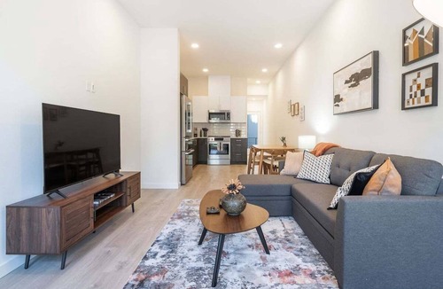 Broadway House | Perch - Urban Reflections 13: WS 97! Spacious 3BR/2BA w Space Needle view