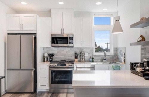 Fremont House | Perch - Woodland Suite: Chic Townhome Steps from Woodland Zoo w/Parking