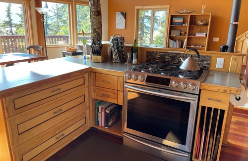 Mud Bay House | Perfect 6-bedroom house in Haines with plenty of space to relax