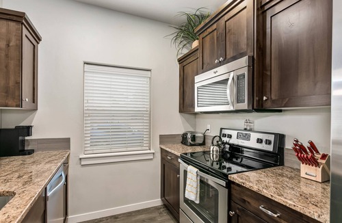 West Valley House | Perfect For Groups | Near The Village & Mall