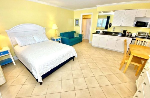Atlantic Beach Hotel | Pet-friendly, 3 Blocks to Beach, Pool, #110