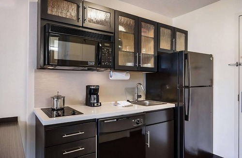North Arlington Hotel | Pet-friendly Accommodation Near Hurricane Harbor Arlington! Parking!