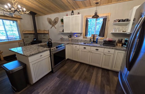 Rainbow Valley Cabin | Pet-Friendly Cabin & Hot Tub by Pikes Peak