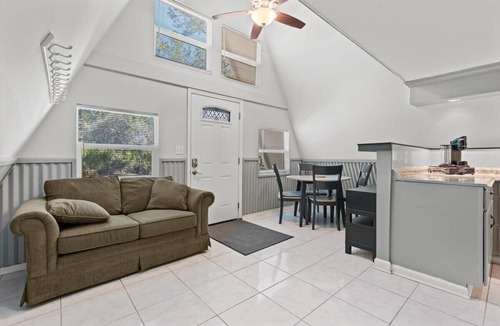 St. Augustine House | Pet-Friendly Home|Screened Deck & Private Big Yard