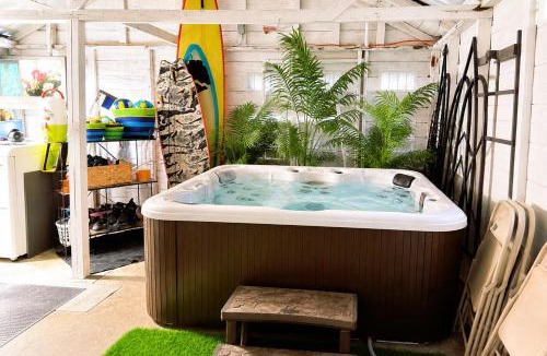 San Jacinto House | Pet Friendly, Hot Tub, Bikes, 4-Car Parking, Walk to Beach