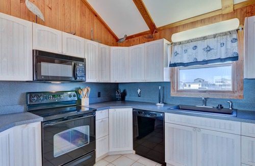 Ocean Isle Estates House | Pet Friendly Oceanfront Beach Box in Avon!