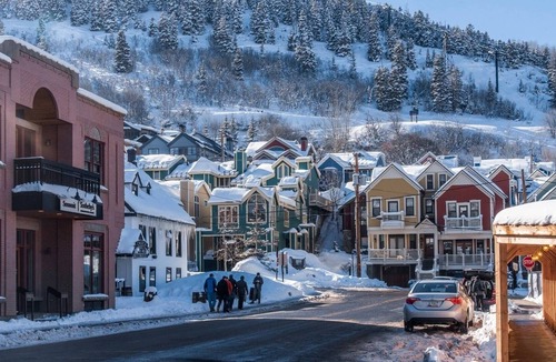 North Park City Condo | Pet Friendly Park City Resort Condo – Pool, 5 Min Walk to Free Shuttle, King Bed + Sofa Bed, Hot Tub