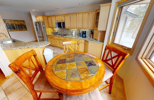 Three Peaks House | Pet Friendly, Private Hot Tub, Deck! BIG Home for Family/Teams. Near Events