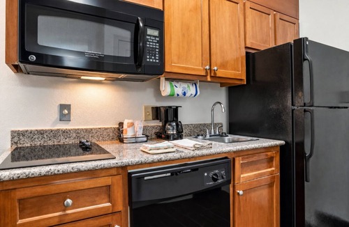 Denham Springs Hotel | Pet-Friendly Stay w/Kitchenette Near Bass Pro Shops, Dining & I-12 Access